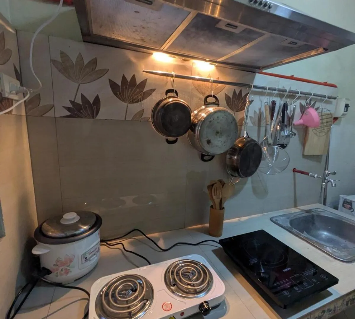 Spacious 3-Floor 6-Br Home, Pool, Bbq, Ktv, Wifi Davao City