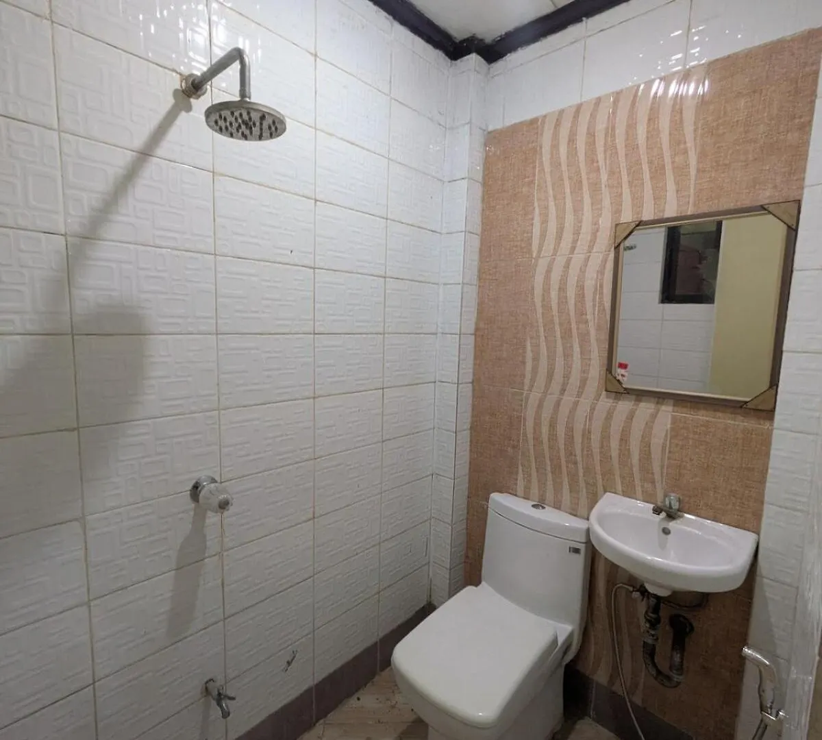 펜션 Spacious 3-Floor 6-Br Home, Pool, Bbq, Ktv, Wifi 필리핀