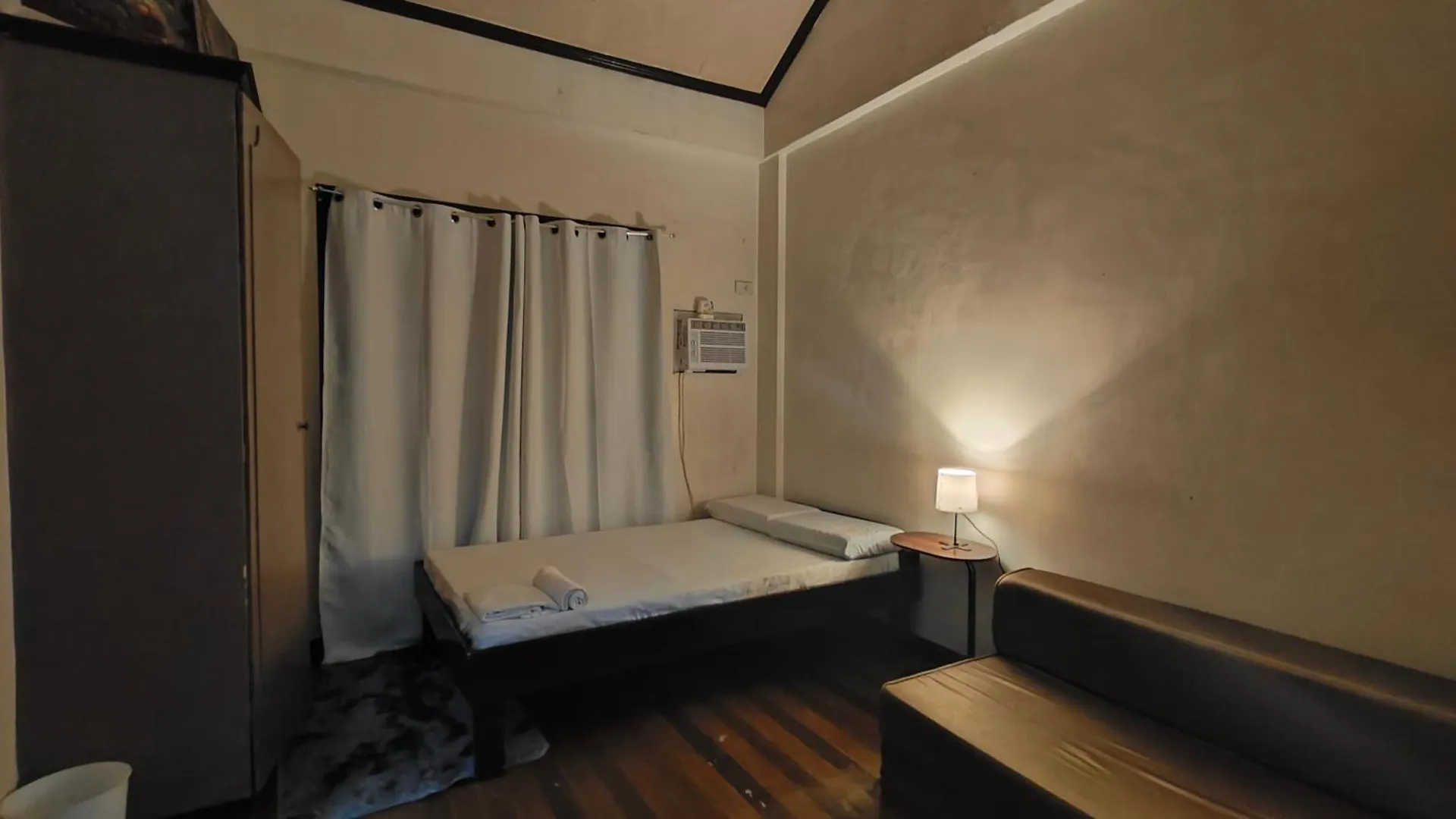 Spacious 3-Floor 6-Br Home, Pool, Bbq, Ktv, Wifi 필리핀