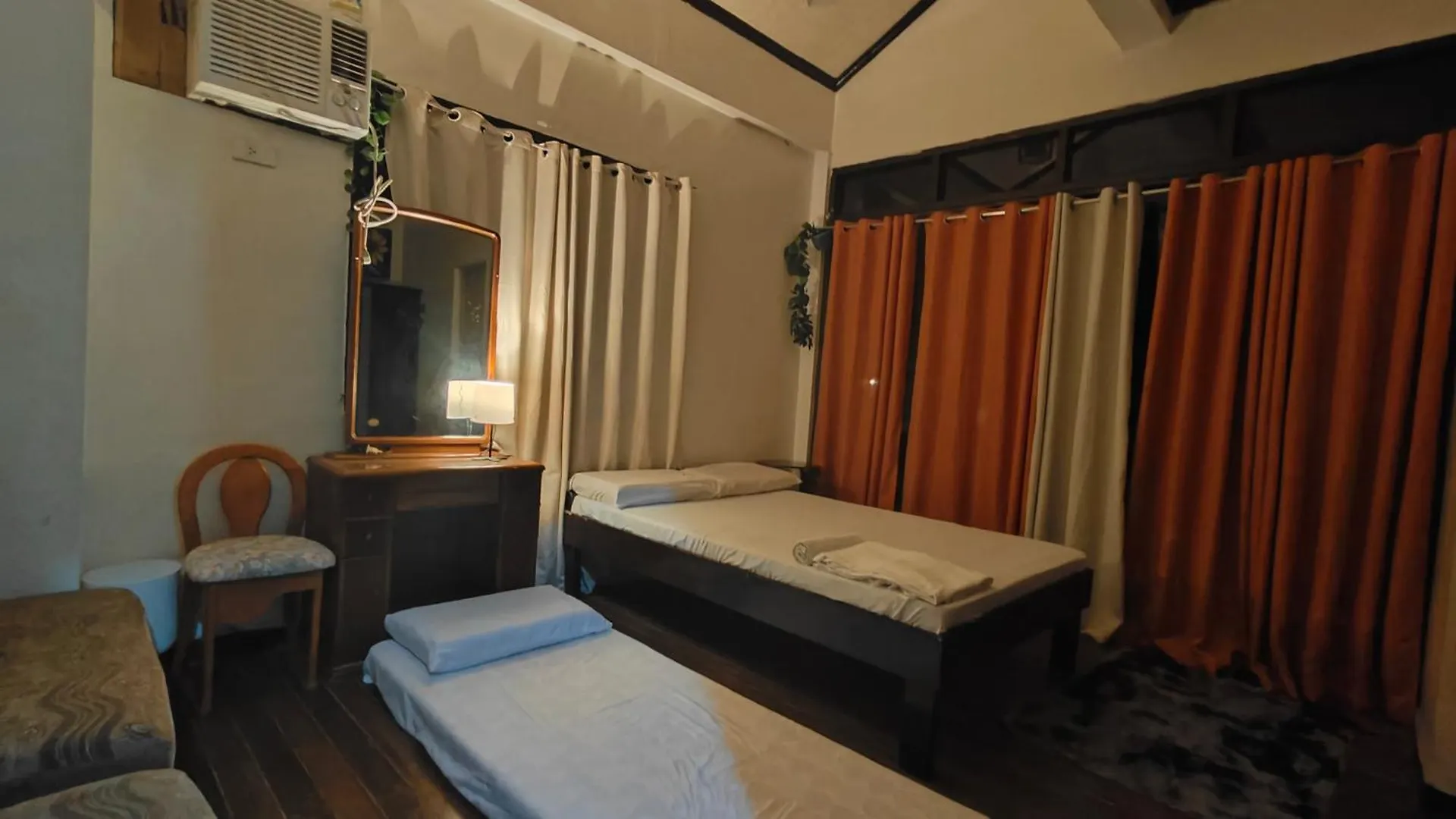 Spacious 3-Floor 6-Br Home, Pool, Bbq, Ktv, Wifi 0*, Davao City